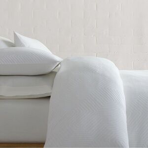 WEST ELM GEO QUEEN WHITE DUVET AND SHAMS